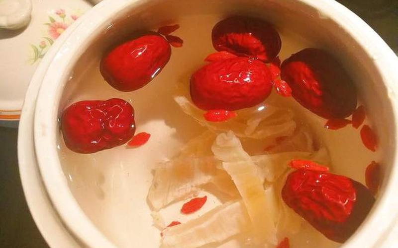 红枣是吃还是泡水好(枸杞生吃好还是泡水好)